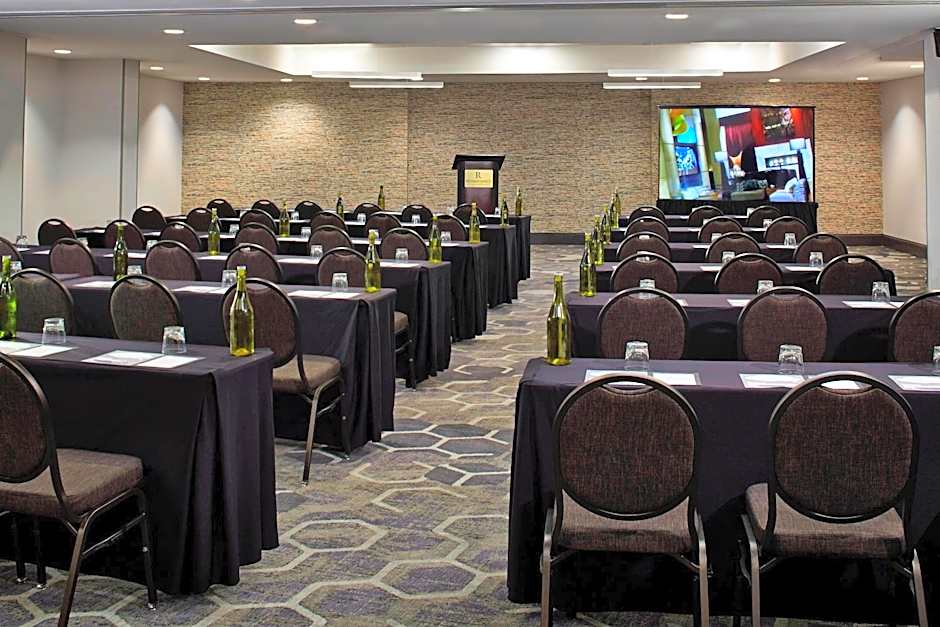Renaissance by Marriott St. Louis Airport Hotel