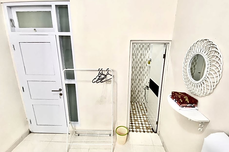 RedDoorz Syariah near Universitas Mercu Buana Kamp