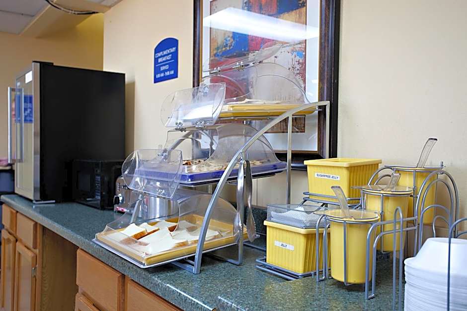Days Inn by Wyndham Park City Kansas