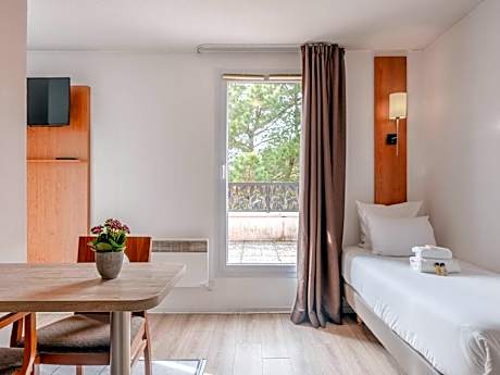 Large Studio - 2/3 People