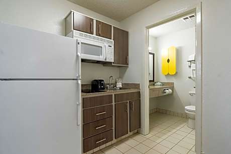 Deluxe Queen Suite - Non-Smoking