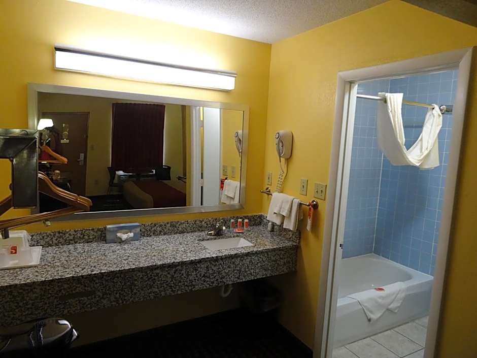Econo Lodge Fredericksburg near I-95