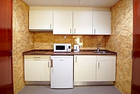 Family Apartment 2 Bedrooms Kitchen NON-REFUNDABLE