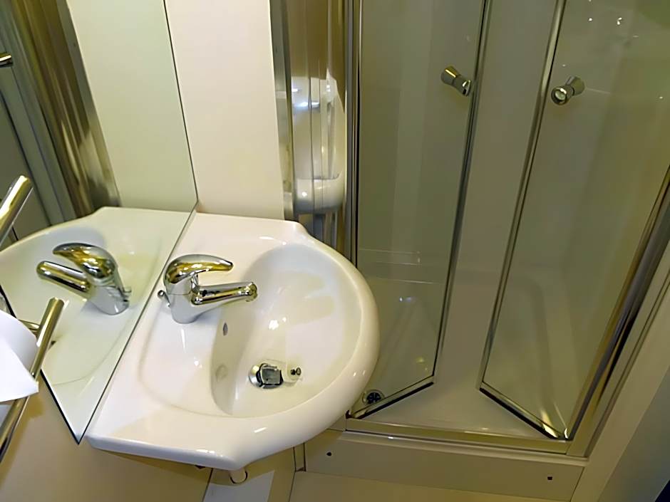 LG Thai Derm Spa & Guesthouse                                                   