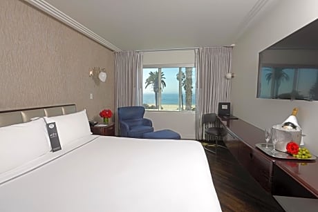 Deluxe King Room with Ocean View