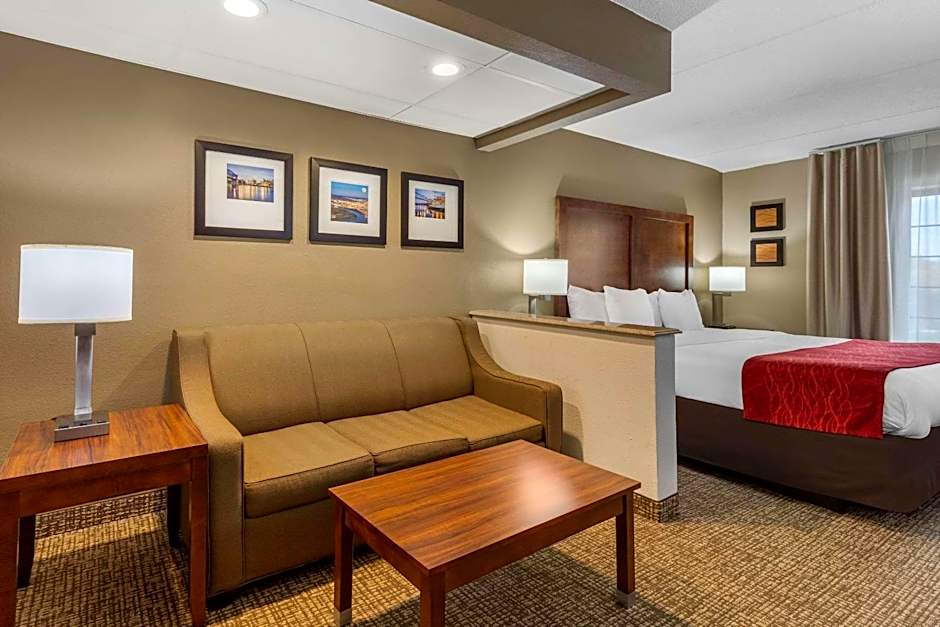 Comfort Inn & Suites Hamilton Place