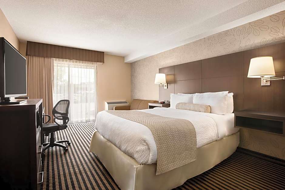 Photo 1 of 8 of Deluxe 1 Queen Bed