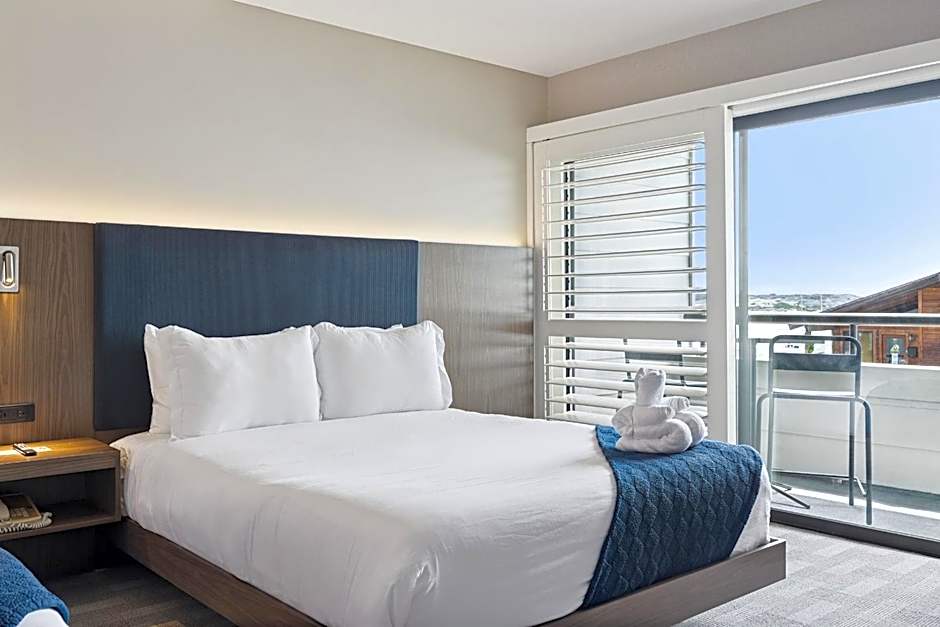 456 Embarcadero Inn & Suites