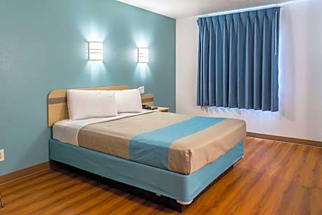 Deluxe Queen Room - Non-Smoking