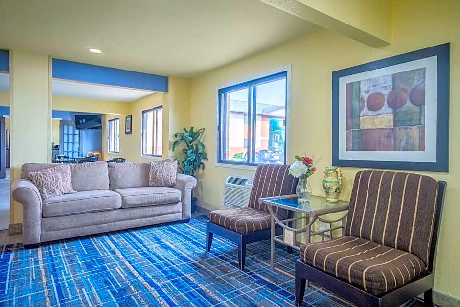 Days Inn & Suites by Wyndham Waterloo