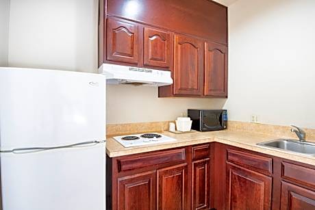 Full Bed Accessible with kitchenette Non-Smoking