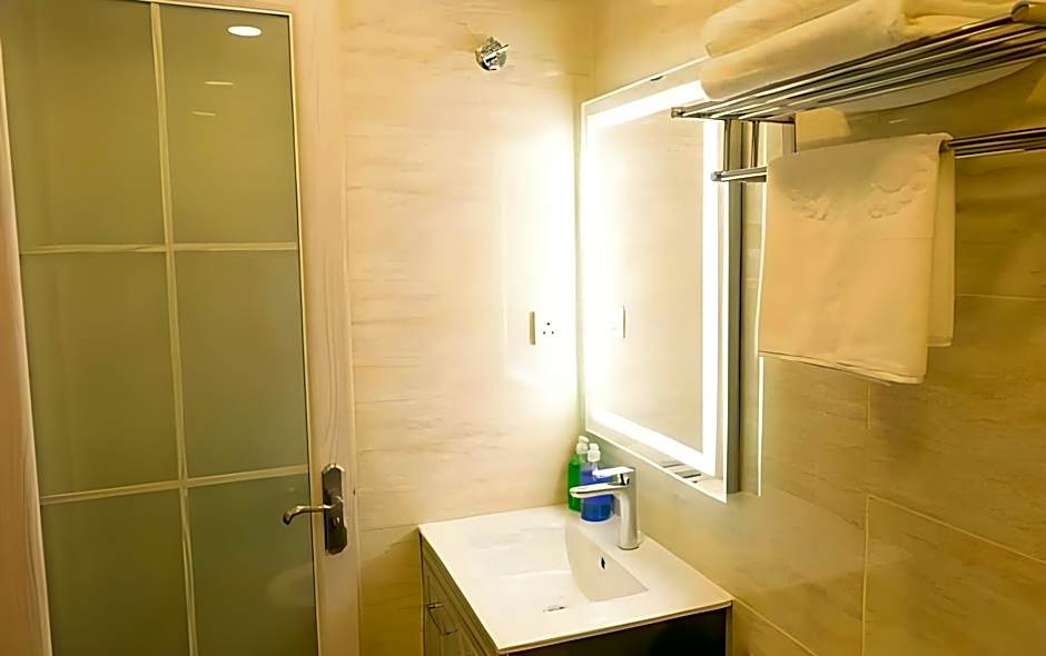 THE CROWN HOTEL @ KLIA 