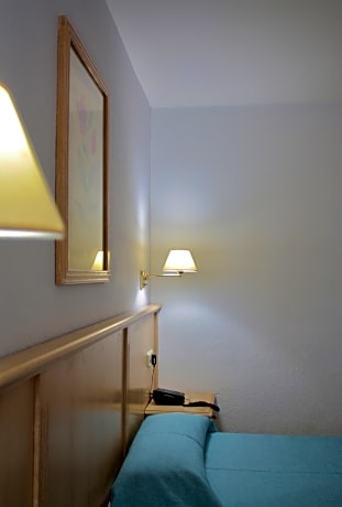 STUDIO 2 ADULTS + 1 CHILDREN