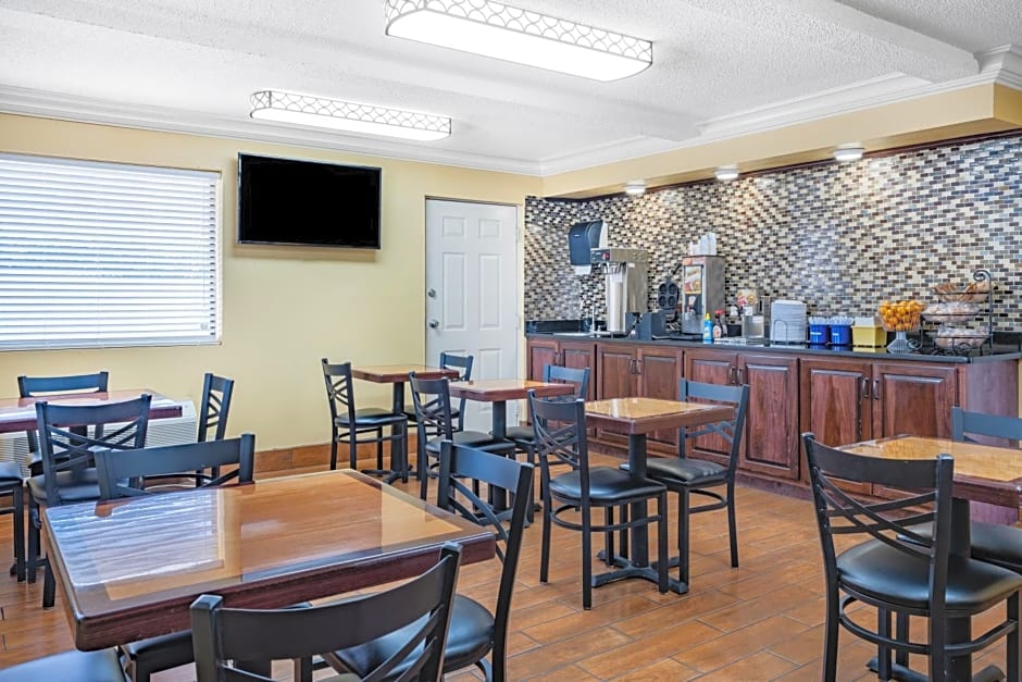 Days Inn by Wyndham Macon I-475