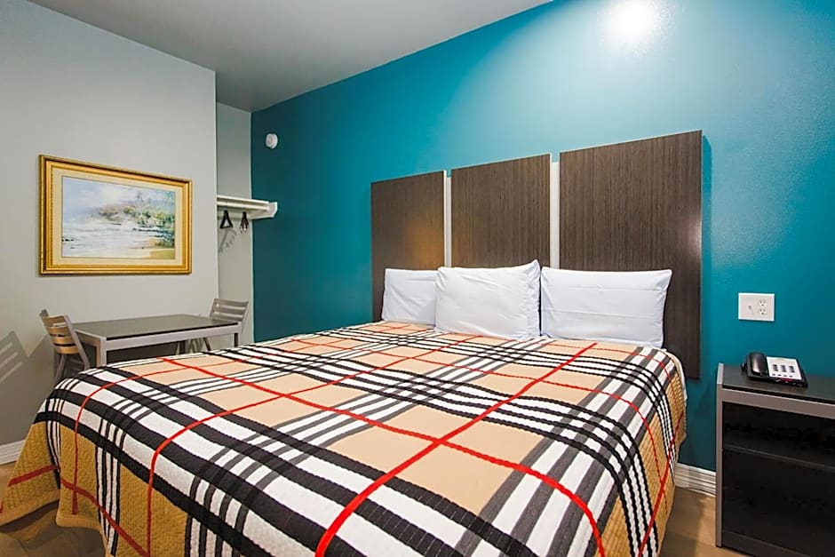 Econo Lodge Inn & Suites