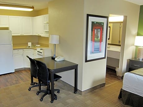 Deluxe Studio with 1 Queen Bed - Non-Smoking