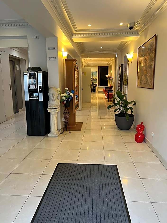 121 Paris Hotel