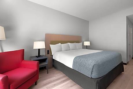 King Room with Roll-in Shower - Mobility Access/Non-Smoking