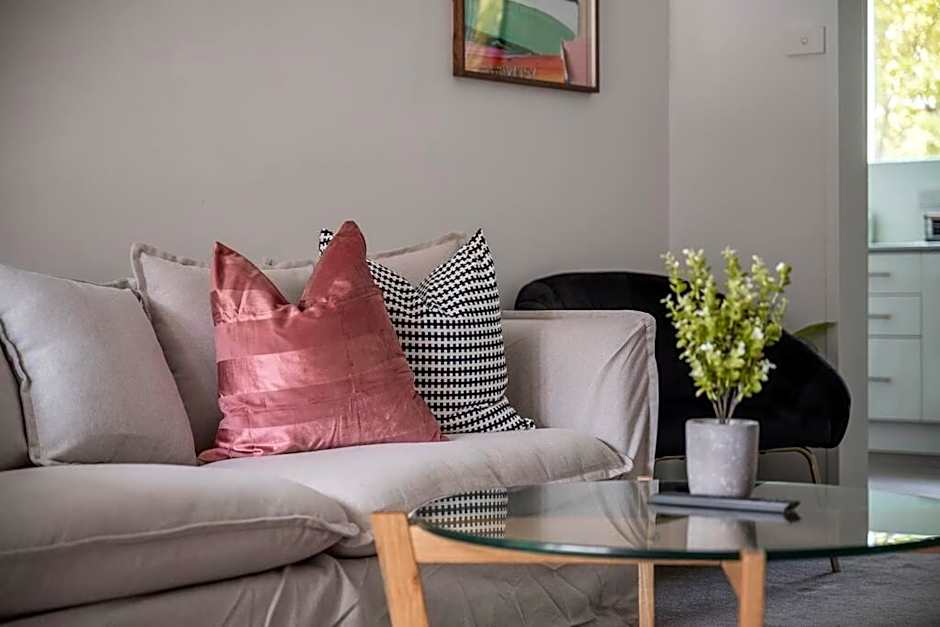 Ultra-convenient 2 Bedroom Gem at Chadstone