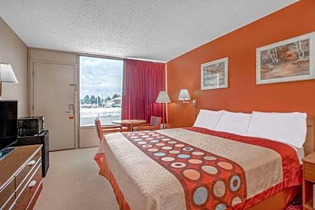 1 Queen Bed Efficiency Smoking