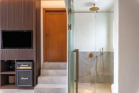 Deluxe Suite with Balcony and Sea View