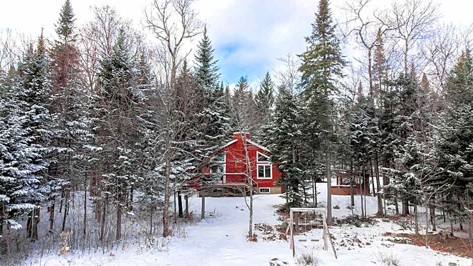 Les Chalets Tourisma - Chalet dans les bois avec lac privé - Le Colibri