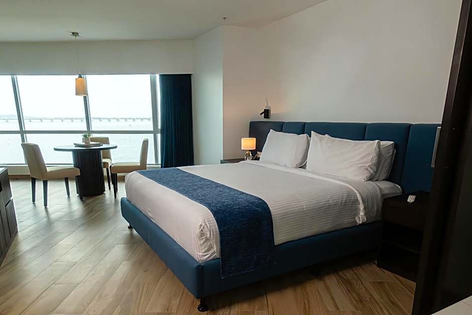 Wyndham Guayaquil, Puerto Santa Ana