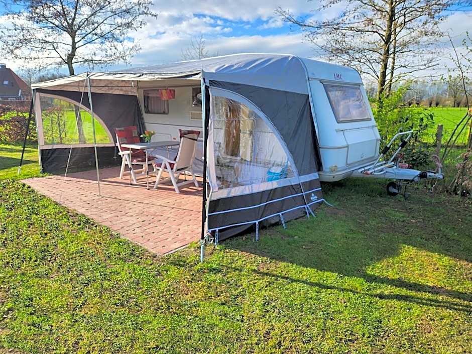 Ruime caravan op gezellige minicamping