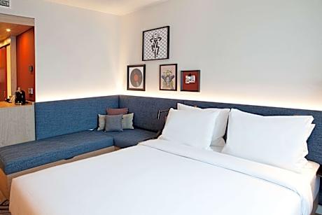 Queen Room With Courtyard View