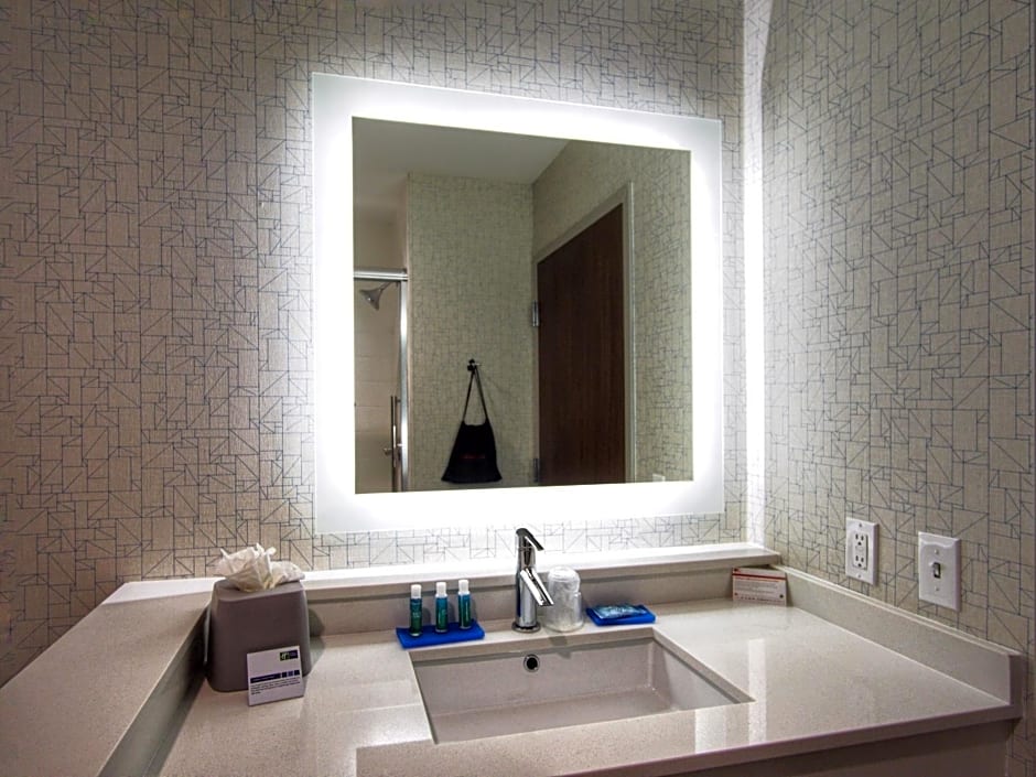 Holiday Inn Express & Suites Moore, an IHG Hotel