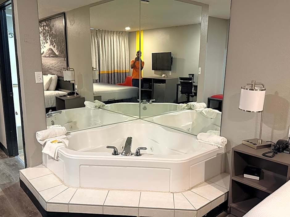 Foto 1 dari 9 — 1 King Bed Suite