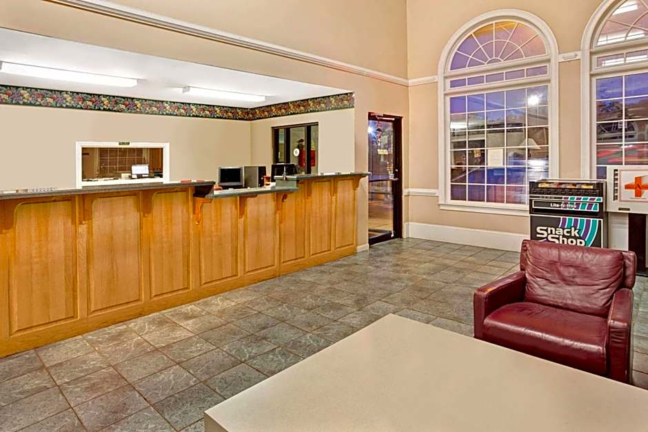 Super 8 by Wyndham Marietta/West/Atl Area