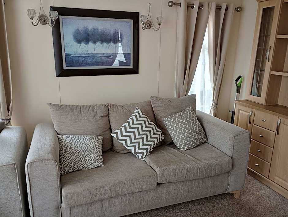 Luxury 2 bedroom caravan with large decking close to beach Free WiFi