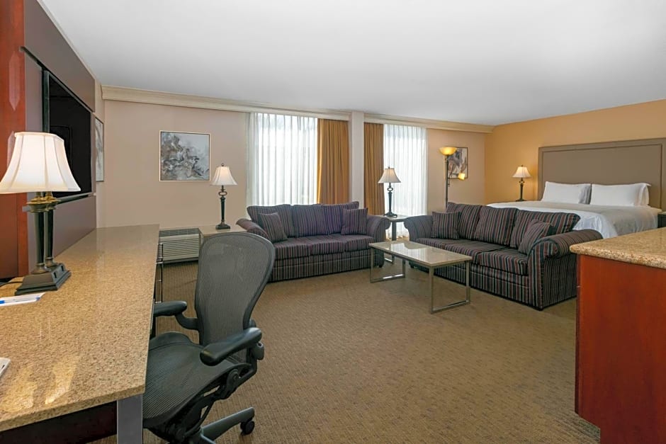 Wyndham Riverfront Hotel