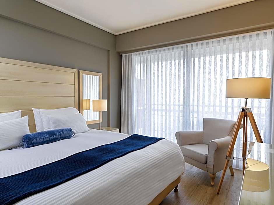 Sea View Cityscape Hotel