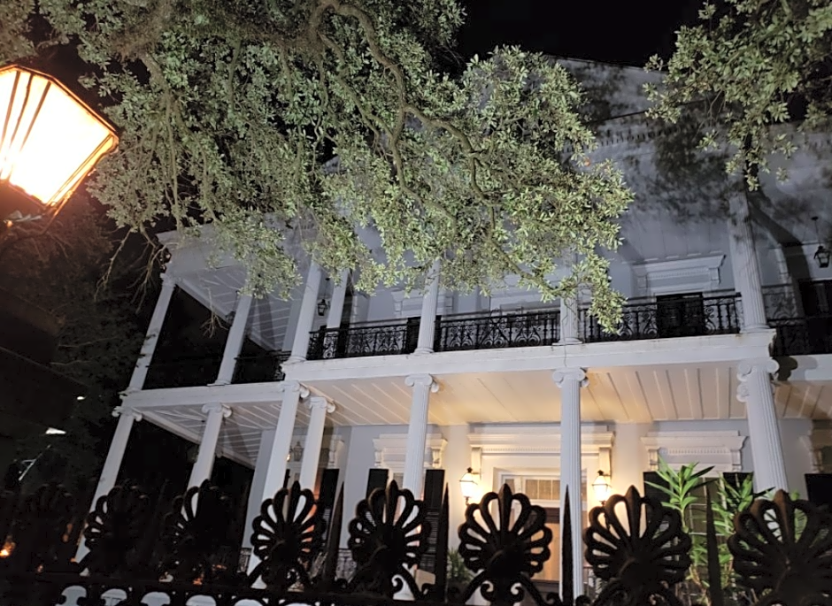 Prytania Oaks Hotel