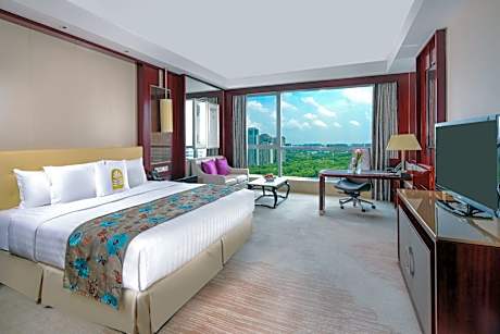 Deluxe king bed room (Reserve at least one week in advance to enjoy two complimentary daily laundry services and a discount voucher for Madr 99 restaurant)
