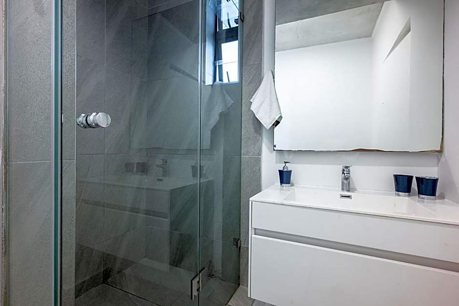 Hugos Seaside Haven E210