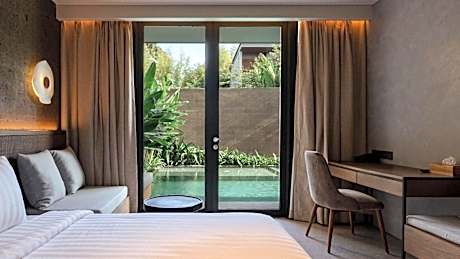 Deluxe Pool Access With Bathtub