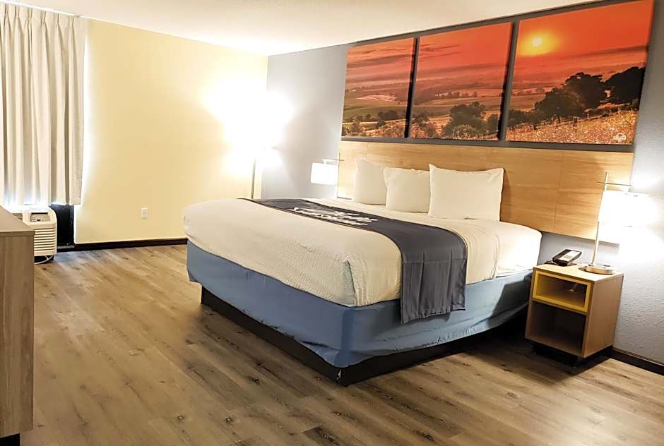 Days Inn & Suites by Wyndham Merrillville