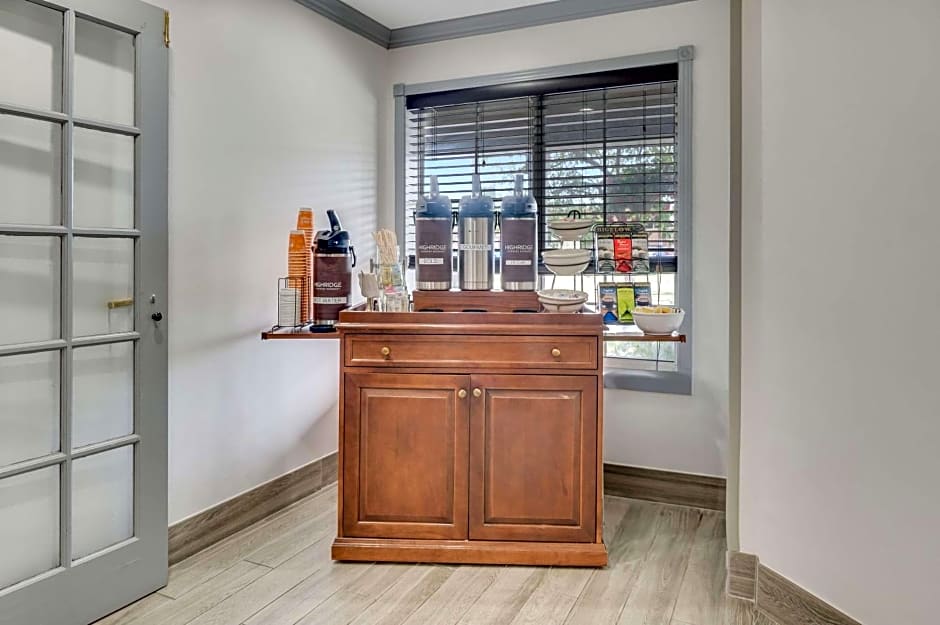 Country Inn & Suites by Radisson, Grand Rapids Airport, MI