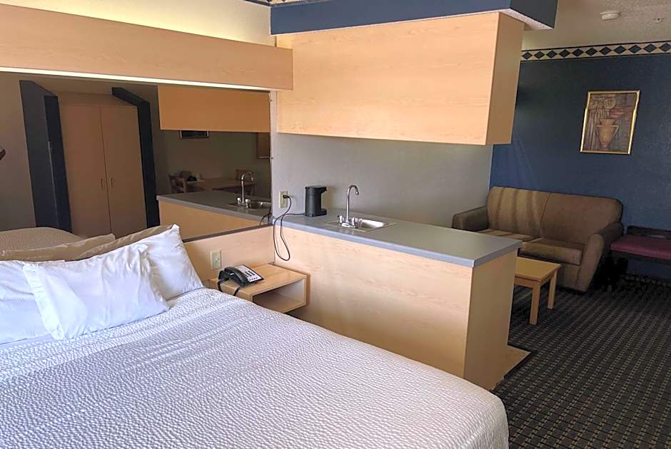 Days Inn & Suites by Wyndham Hutchinson