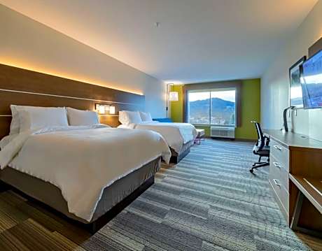 2 Queen Bed Suite Additional Living Area