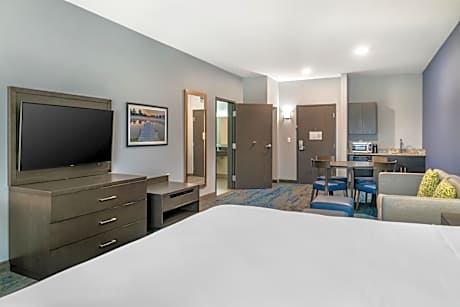Accessible King Suite with Sofa Bed - Non Smoking