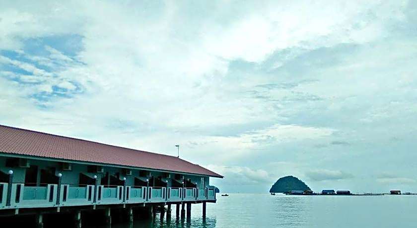 Penarak Bamboo Beach Motel