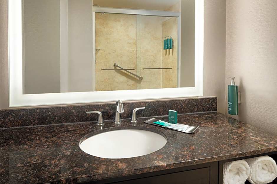 DoubleTree Suites by Hilton Hotel Detroit Downtown - Fort Shelby