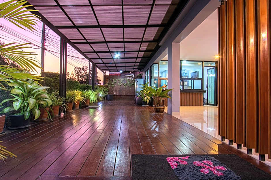 Salinsiri at ladkrabang