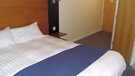 King Room with Roll-In Shower - Disability Access