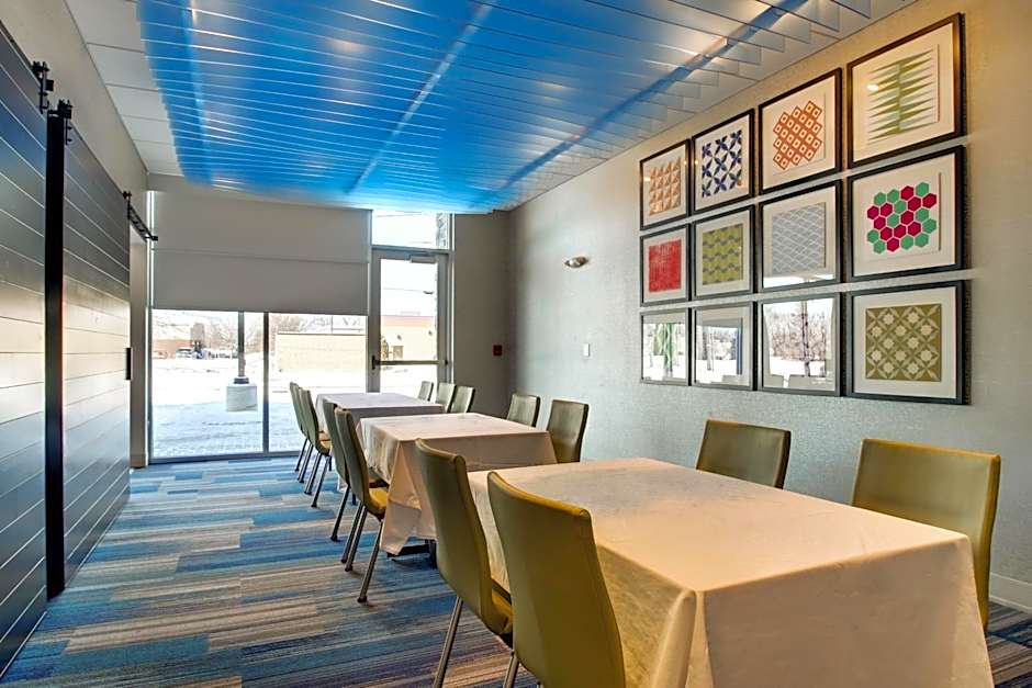 Holiday Inn Express & Suites Galesburg By IHG