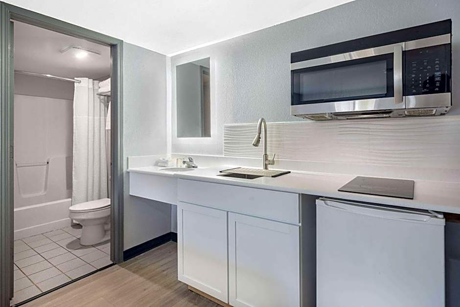 Days Inn & Suites by Wyndham Niagara Falls/Buffalo